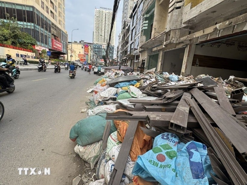 쓰레기가 거리로 넘쳐나 도로 이용객을 위험에 빠뜨리고 환경을 오염시키고 있습니다. (사진: Quoc Luy/VNA)