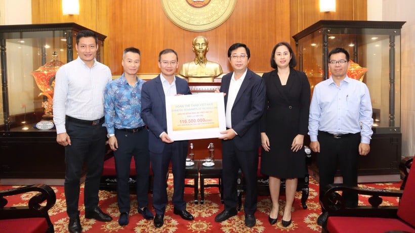 ベトナム祖国戦線中央委員会の代表者はベトナムスポーツ代表団から支援を受けた。