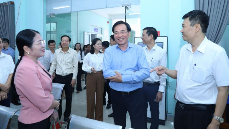 Bộ trưởng, Chủ nhiệm Văn phòng Chính phủ Trần Văn Sơn cùng Đoàn công tác khảo sát Trung tâm Phục vụ hành chính công phường Biên Hòa, tỉnh Đồng Nai.