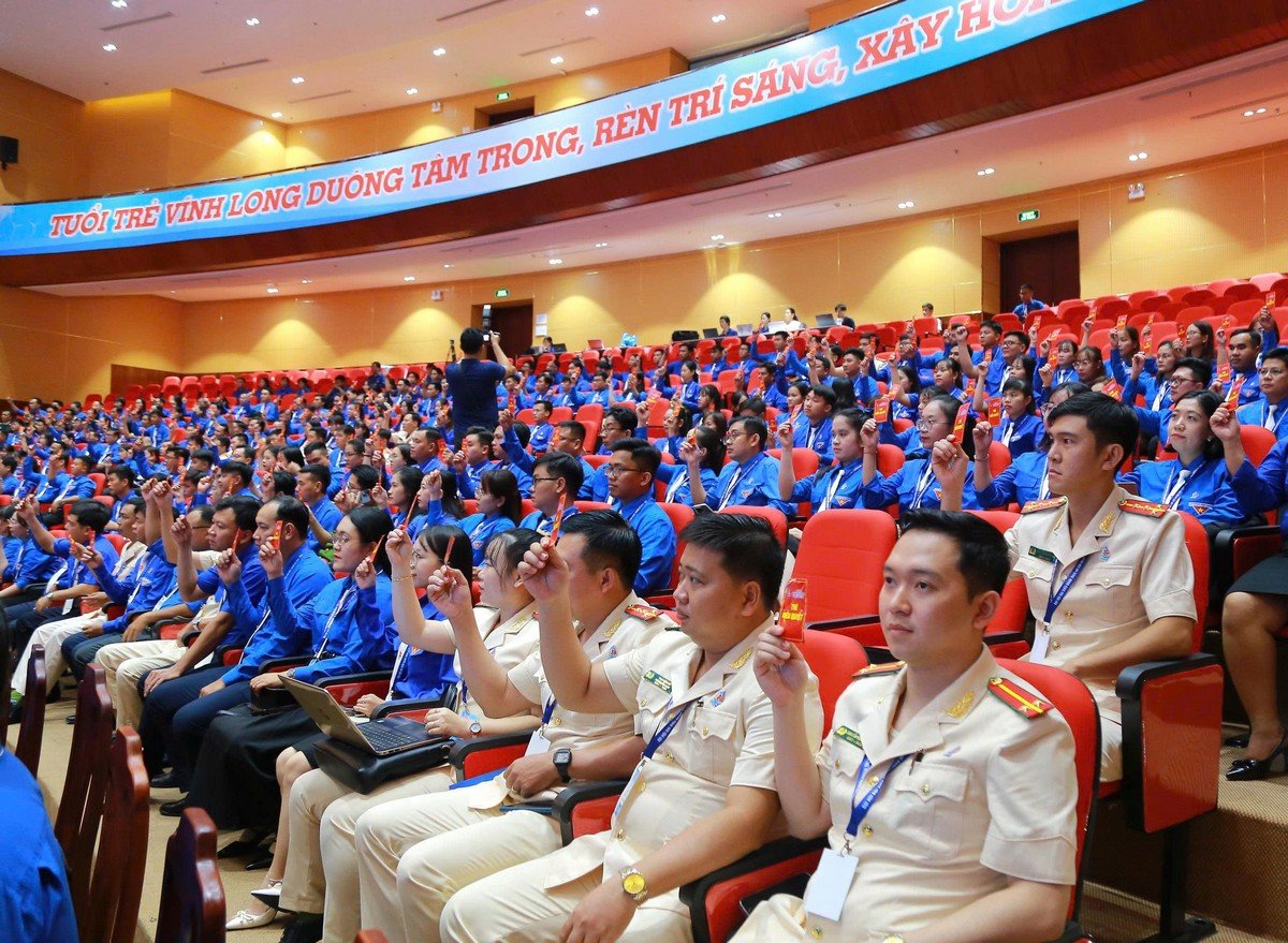 Delegates vote to elect the Presidium.