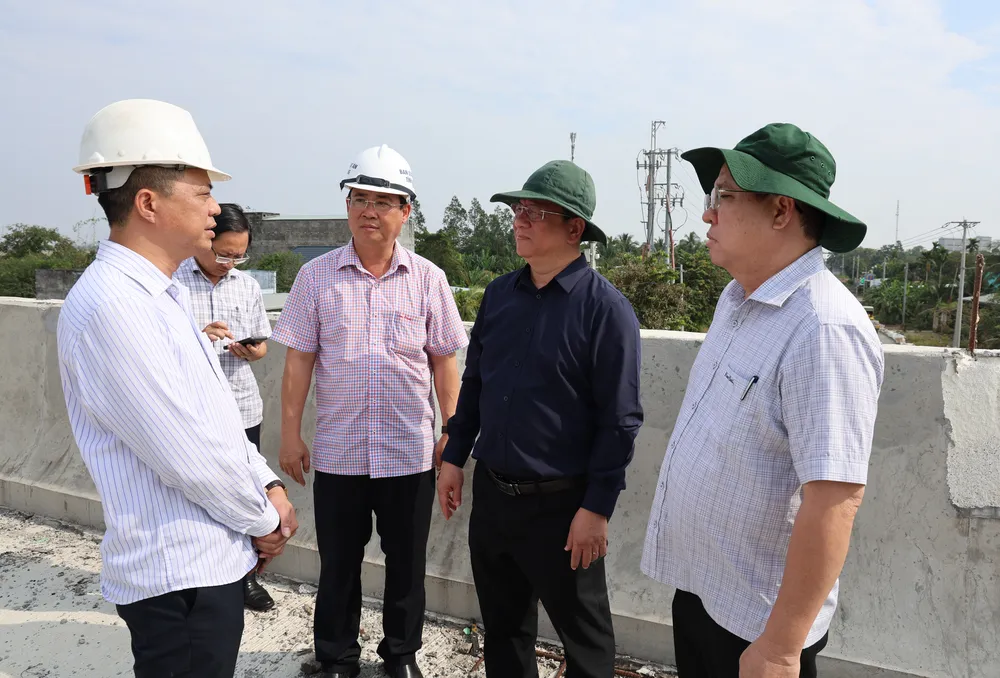 アンザン省人民委員会のホー・ヴァン・ムン委員長（右から2番目）が、チャウドック・カントー・ソクチャン高速道路フェーズ1の建設進捗状況を視察している。