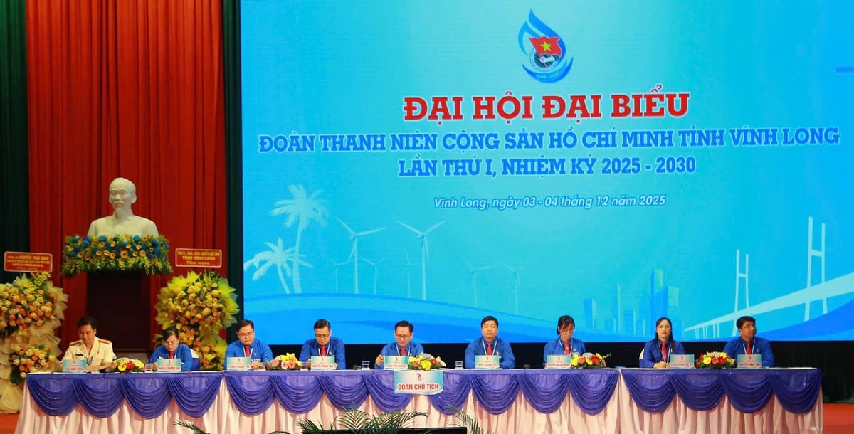 The Presidium runs the Congress.