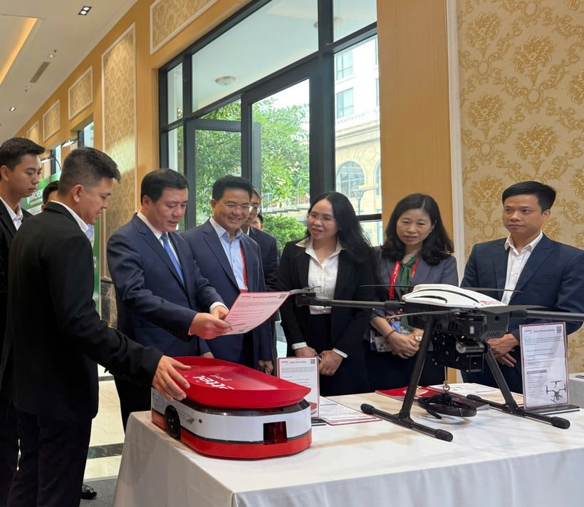 زيارة مسؤولي وزارة الصناعة والتجارة لجناح معرض التحول الرقمي. (صورة: PV/فيتنام+)