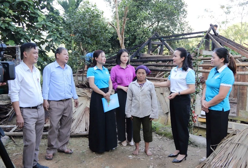 Der Provinzfrauenverband überreicht Frauen und Waisenkindern in schwierigen Lebenslagen Geschenke und das „Schutzhaus der Liebe“.