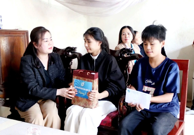 Der Provinzfrauenverband überreicht Frauen und Waisenkindern in schwierigen Lebenslagen Geschenke und das „Schutzhaus der Liebe“.