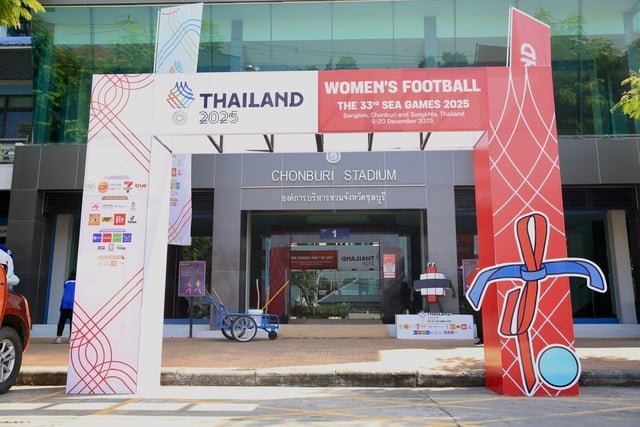 Có gì lạ ở sân bóng SEA Games, nơi tuyển nữ sẽ đại chiến với Philippines, Myanmar- Ảnh 1.