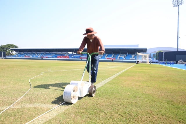 Có gì lạ ở sân bóng SEA Games, nơi tuyển nữ sẽ đại chiến với Philippines, Myanmar- Ảnh 2.