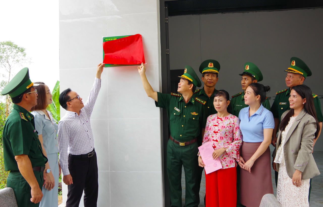 Familia caporalului Vo Hoang Ngoc nu și-a putut ascunde bucuria față de noua casă care tocmai le-a fost dată (foto: Huu Thinh)