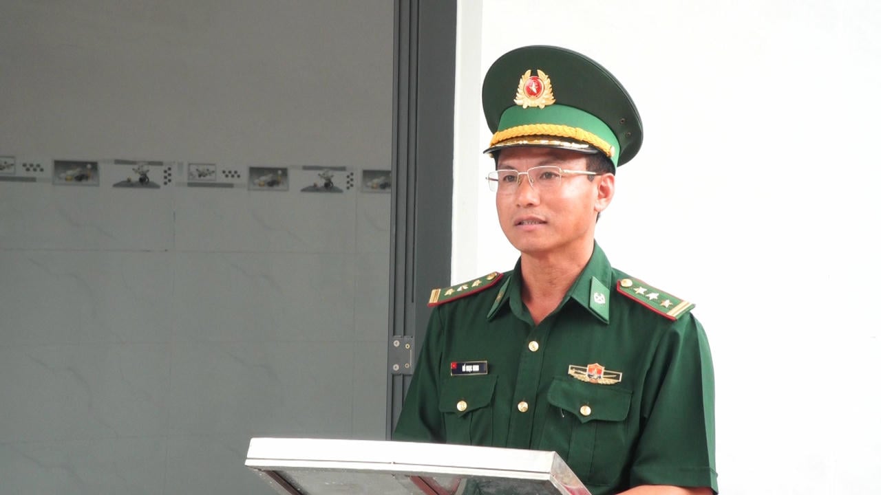 Locotenent-colonelul Ho Ngoc Minh - adjunct al șefului departamentului politic al Gărzii de Frontieră Provinciale Dong Nai, speră că, în perioada următoare, ziarul Vietnam Law Newspaper va continua să ofere sprijin în numeroase activități semnificative (foto: Cao Thi)