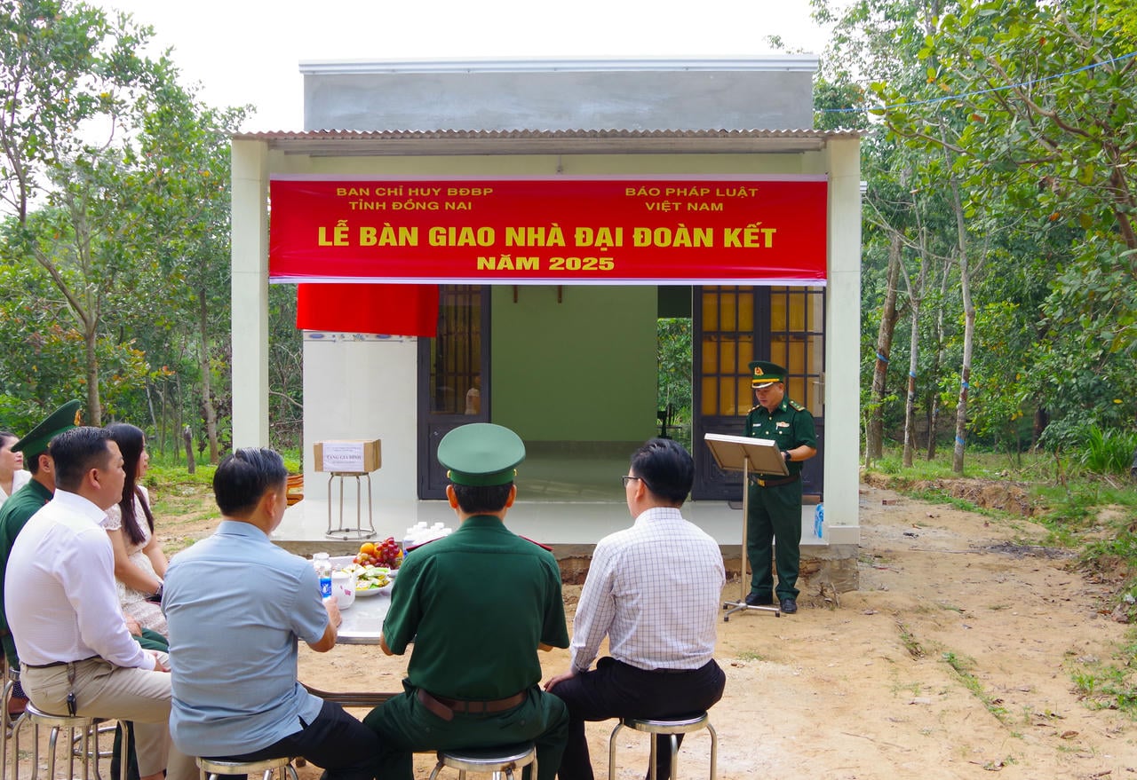Ceremonia de predare a locuințelor pentru grănicerii din Dong Nai (foto: Huu Thinh)