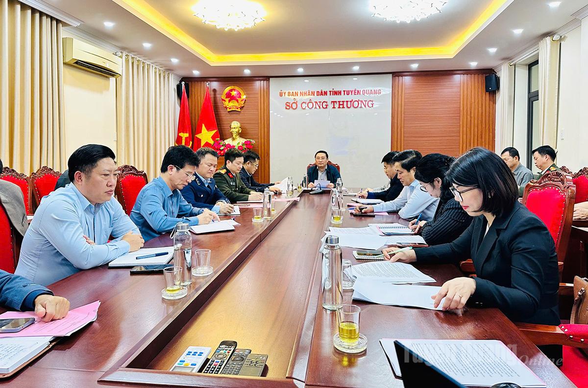 Panitia Penyelenggara Pameran Perdagangan Internasional Vietnam - Tiongkok (Tuyen Quang 2025) melaksanakan tugas menyelenggarakan pameran.