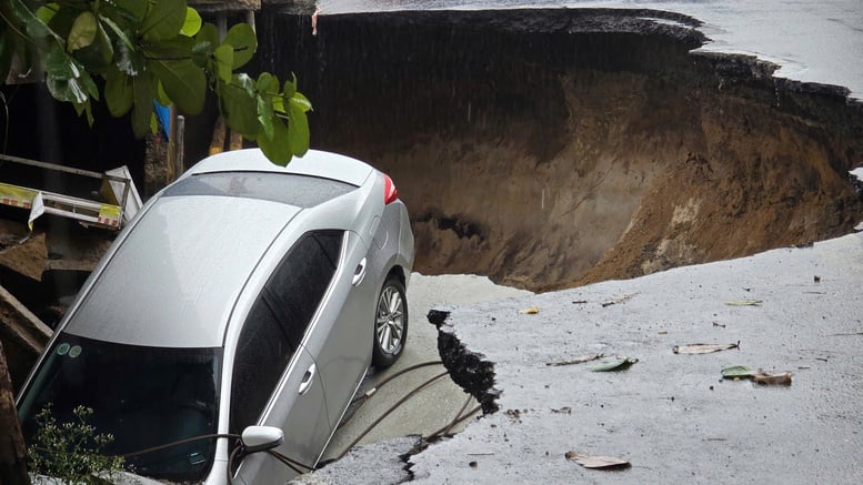 Mặt đường trung tâm TP. Đà Nẵng sụt lún tạo hố sâu- Ảnh 1.