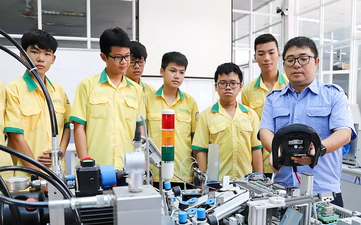 TP.HCM dự kiến còn 19 trường cao đẳng công lập và có 37 trường trung học nghề - Ảnh 1.