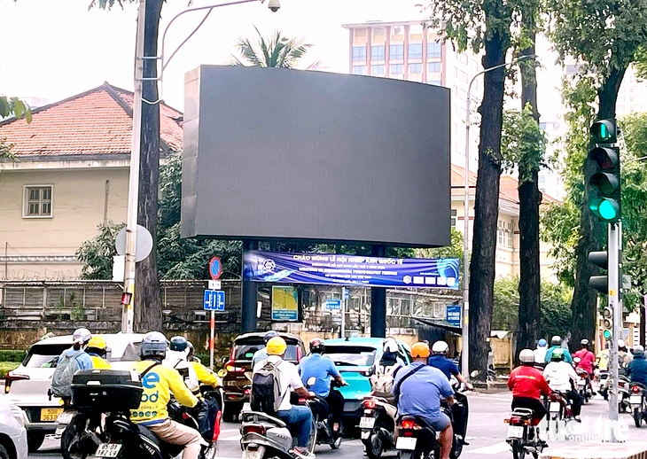 Di tích Viện Pasteur 'kêu cứu' vì chìm trong quảng cáo: Tháo dỡ 2 trong tổng số 3 trụ - Ảnh 1.