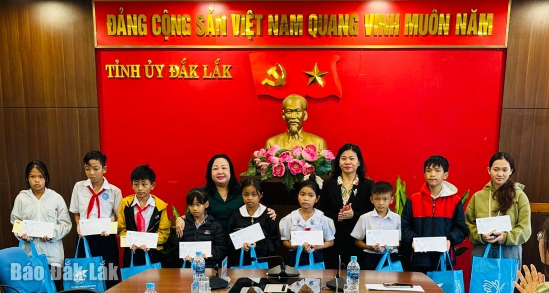 Ústřední a místní představitelé předali dary sirotkům z okrsku Tuy Hoa.