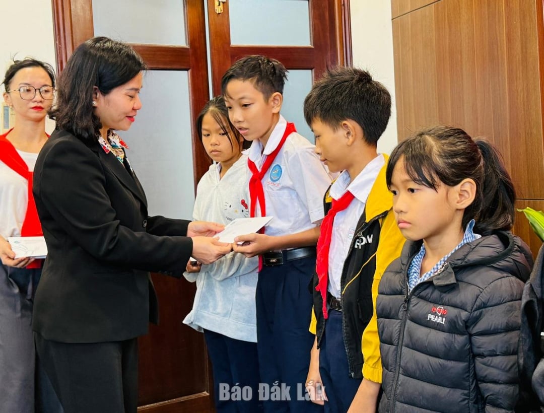 Soudruh Nguyen Thi Tuyen, člen ústředního výboru strany, místopředseda ústředního výboru Vietnamské vlastenecké fronty a prezident Vietnamského svazu žen, předal dary sirotkům v okrsku Tuy Hoa.