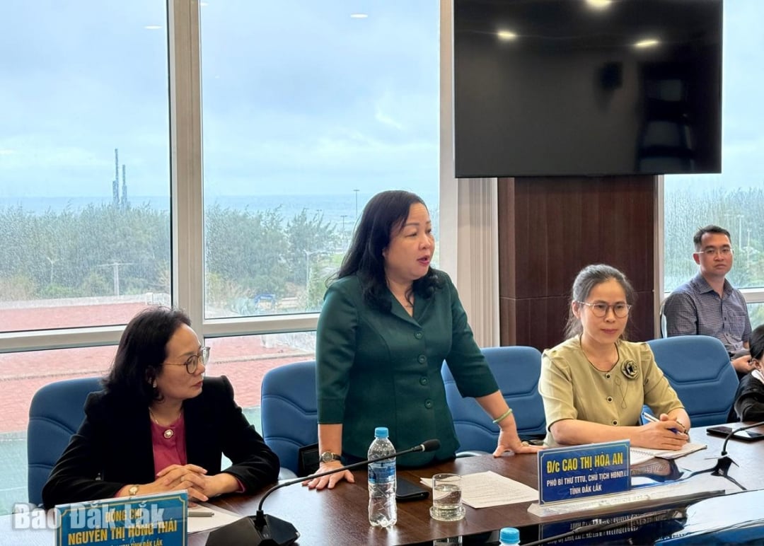 K delegaci během návštěvy promluvil soudruh Cao Thi Hoa An, stálý zástupce tajemníka provinčního výboru strany a předseda provinční lidové rady.