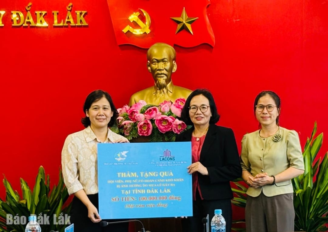 Zástupkyně ústředního výboru Vietnamského svazu žen předala symbolickou tabuli Provinčnímu svazu žen.