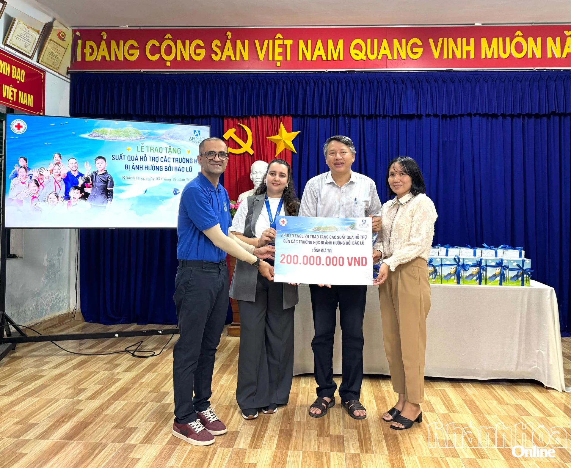 តំណាងនាយកដ្ឋានអប់រំ និងបណ្តុះបណ្តាលបានទទួលសៀវភៅកត់ត្រា និងកាបូបស្ពាយពីអង្គការអប់រំ និងបណ្តុះបណ្តាលវៀតណាម APOLLP។