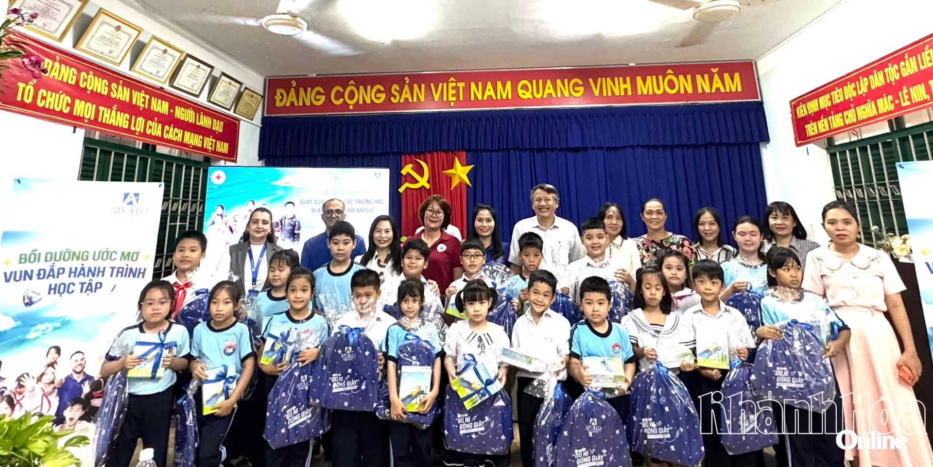 សិស្សសាលាបឋមសិក្សា តាន់ លាប២ ទទួលបានសៀវភៅកត់ត្រា និងកាបូបស្ពាយពីកម្មវិធី។