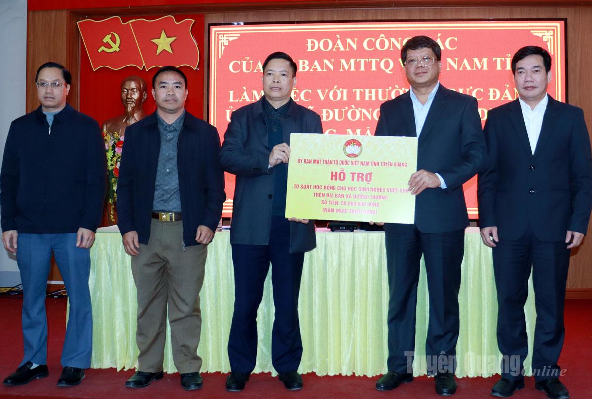 Ο Μόνιμος Αντιπρόεδρος της Επαρχιακής Επιτροπής Πατριωτικού Μετώπου, Χα Τρουνγκ Κιέν, απένειμε 50 υποτροφίες σε φοιτητές σε κοινότητες.