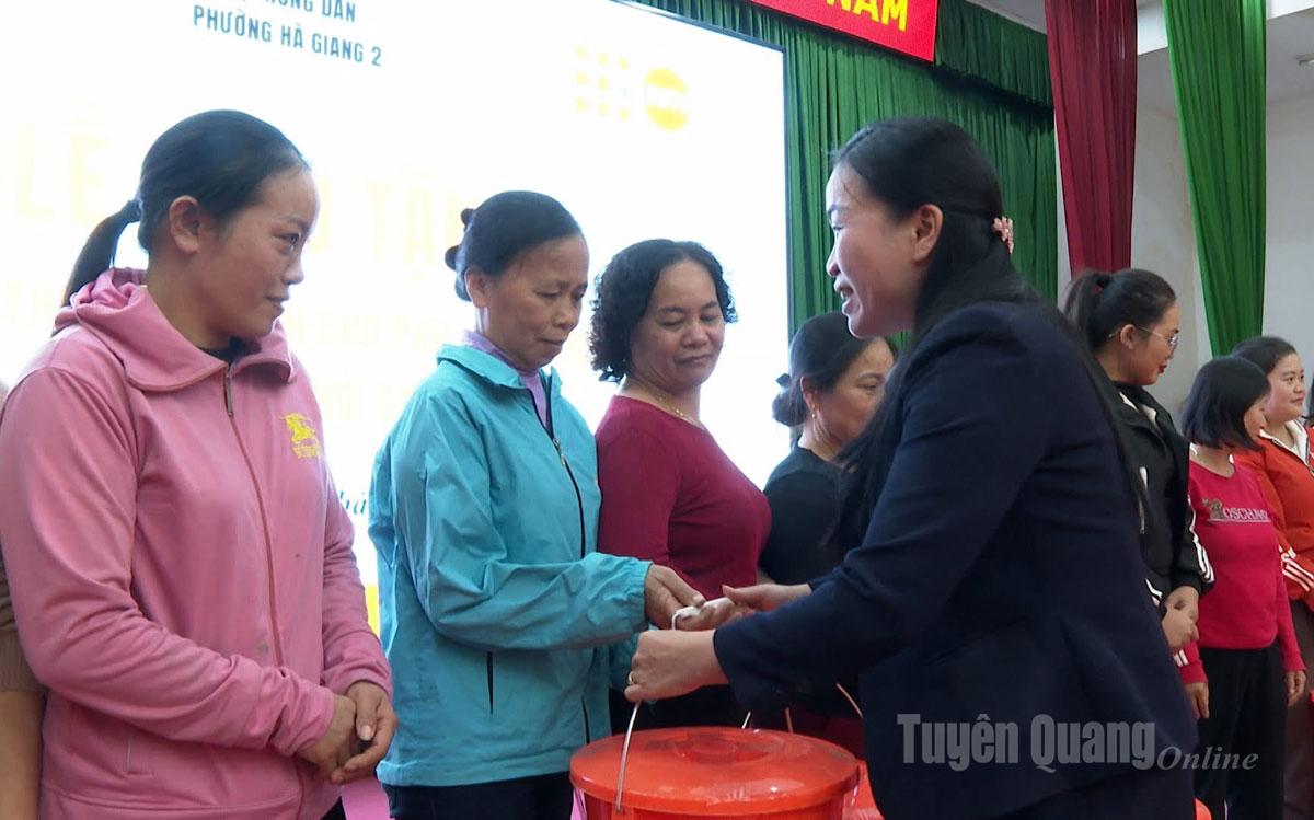 Ordföranden för den provinsiella lantbrukarföreningen överlämnade en uppsättning nödvändiga förnödenheter till medlemmarna i Ha Giang 2-distriktet.