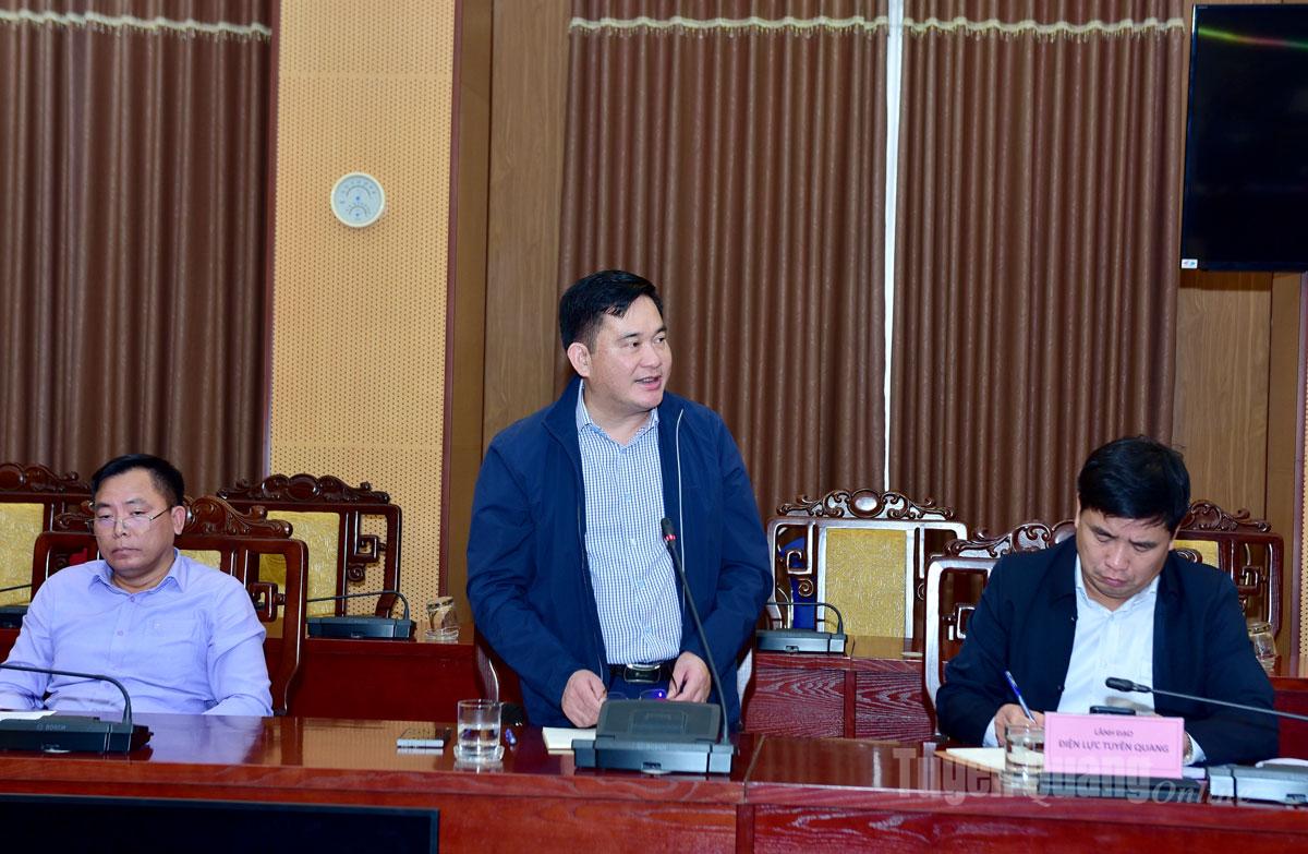 Representante del contratista habla en la reunión.