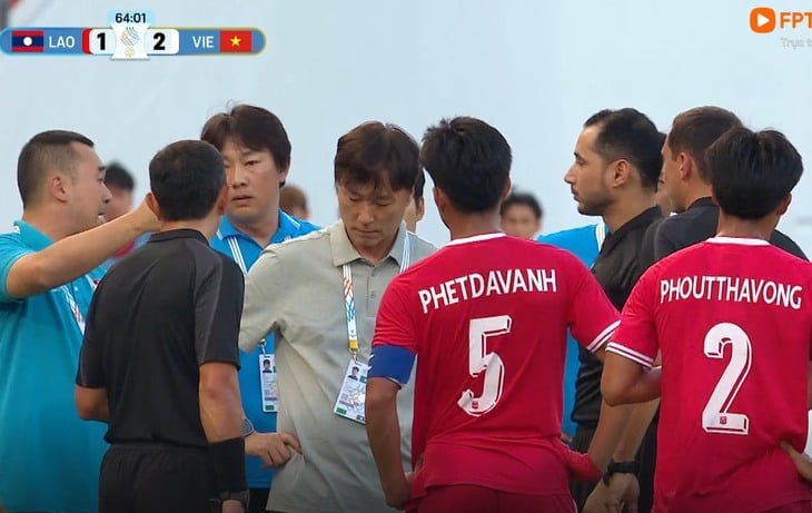 Vì sao trọng tài 'bẻ còi' bàn thắng của U22 Việt Nam? - Ảnh 2.