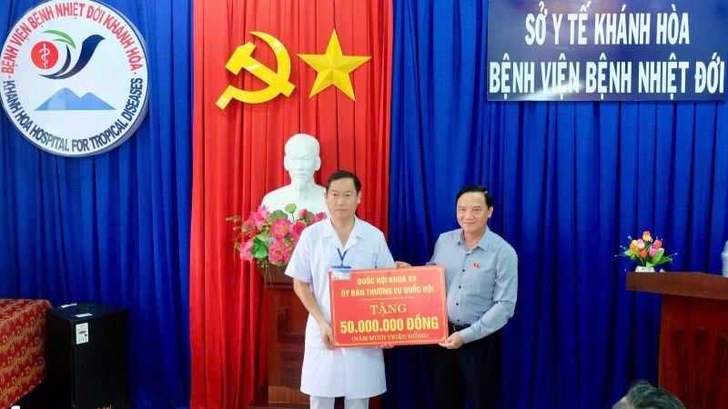 Comrade Nguyen Khac Dinh presented 50 million VND to patients and Khanh Hoa Tropical Diseases Hospital.