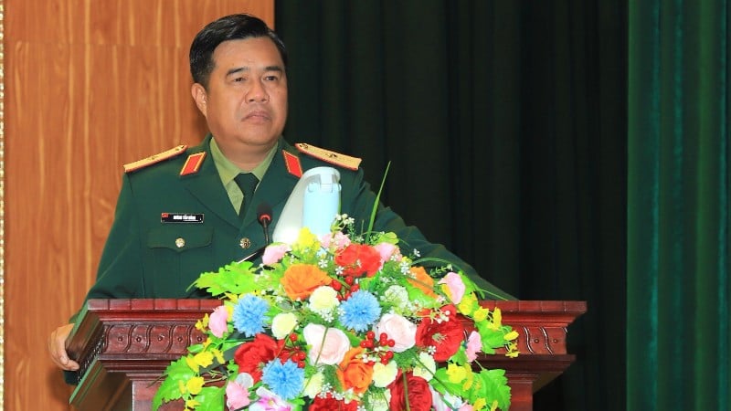 Huynh Tan Hung vezérőrnagy, a Logisztikai és Technológiai Általános Osztály igazgatóhelyettese utasító beszédet mondott.