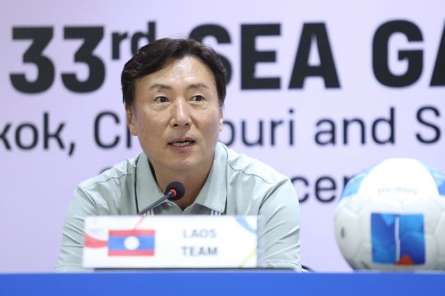 HLV U.23 Lào vẫn cực tươi dù thua U.23 Việt Nam, ý nhị nói về bàn thắng của Đình Bắc- Ảnh 1.