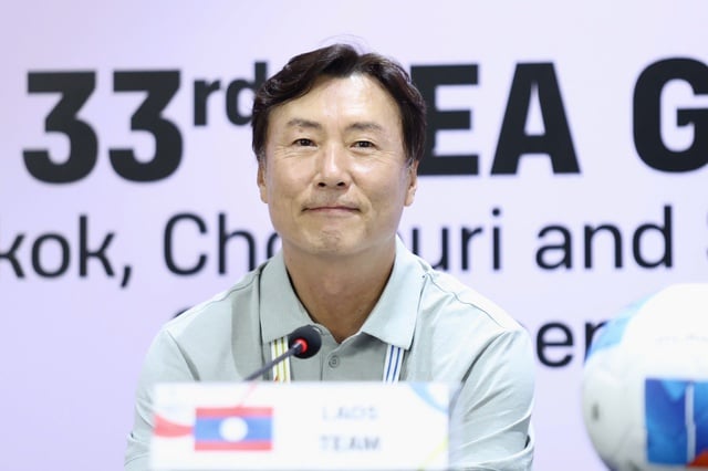 HLV U.23 Lào vẫn cực tươi dù thua U.23 Việt Nam, ý nhị nói về bàn thắng của Đình Bắc- Ảnh 2.