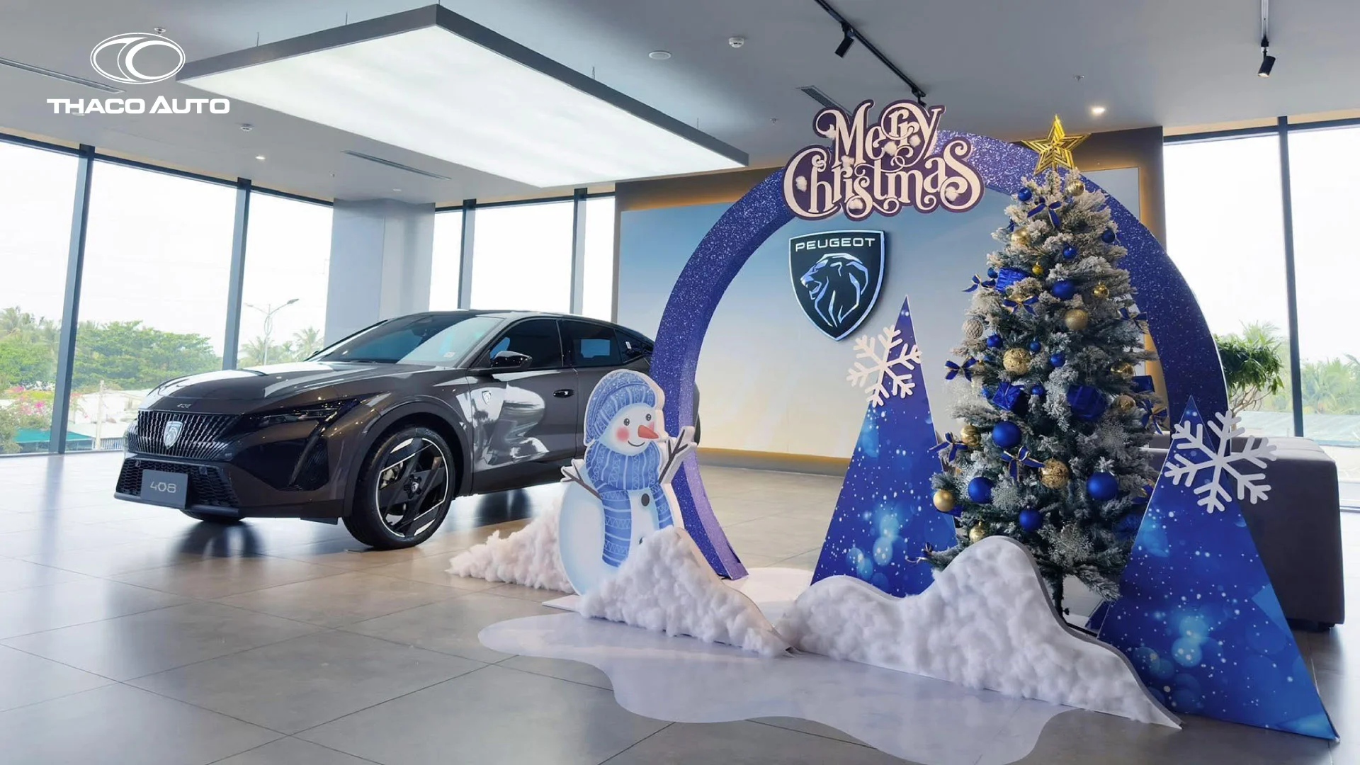 không gian trưng bày xe tại showroom THACO AUTO.webp