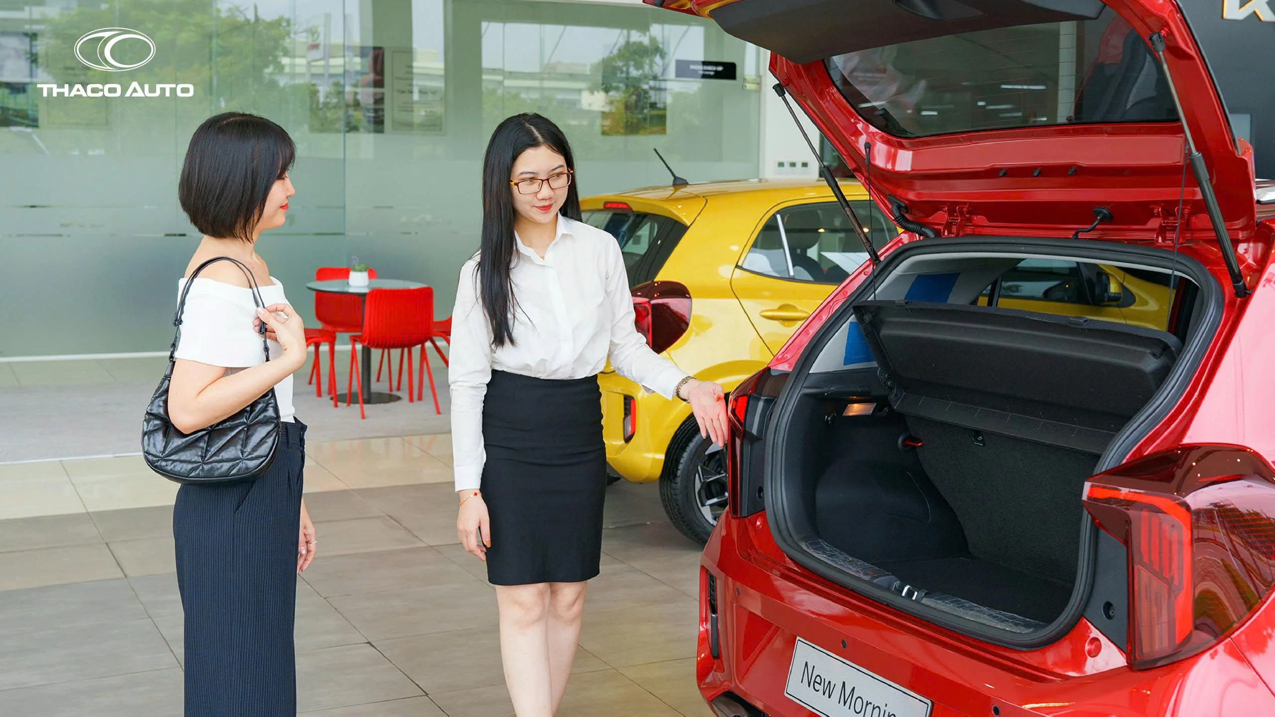 khách hàng trải nghiệm xe Kia.webp