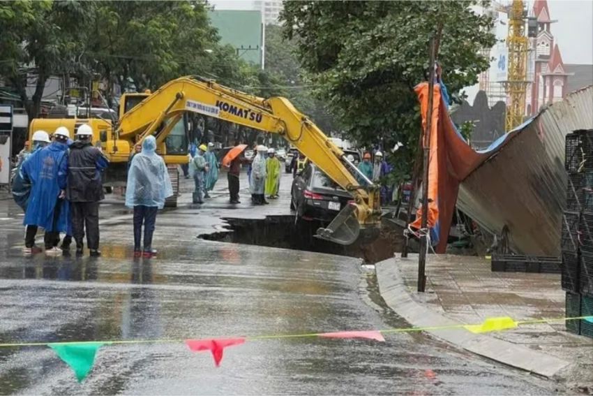 'Death hole' verscheen plotseling en slokte een auto op in Da Nang