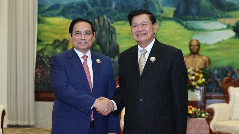 Premiärminister Pham Minh Chinh träffar Laos partis generalsekreterare och president Thongloun Sisoulith. (Foto: VGP/Nhat Bac)