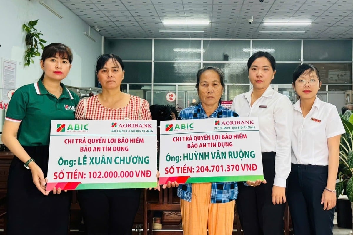 Bảo hiểm Agribank Kiên Giang chi trả quyền lợi bảo hiểm Bảo an tín dụng cho gia đình 2 khách hàng ở phường Tịnh Biên (tỉnh An Giang). Ảnh: Minh Khương.
