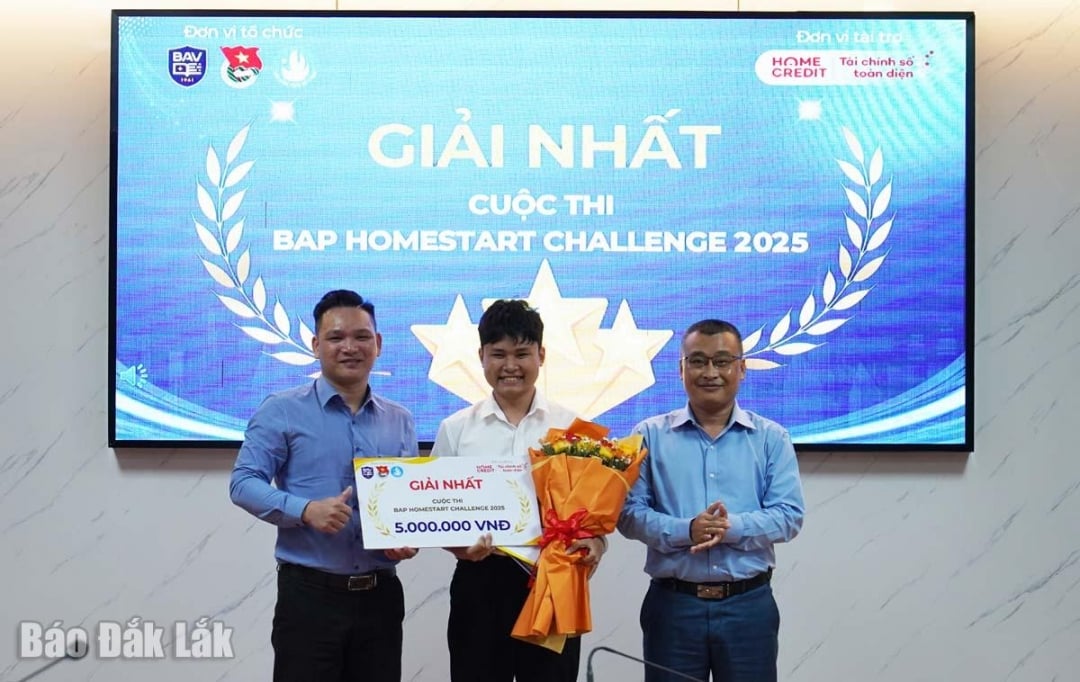 អ្នករៀបចំកម្មវិធីប្រគល់រង្វាន់ទីមួយដល់គម្រោង Memory Coffee របស់សិស្ស Diep Tieu Anh Quan។