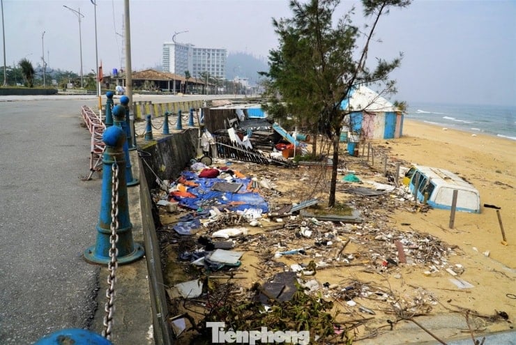 Bãi biển Thiên Cầm ngập rác - 1