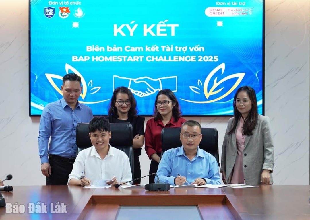 Diep Tieu Anh Quan បានចុះហត្ថលេខាលើកំណត់ហេតុដែលបញ្ជាក់ពីការទទួលថវិកាពីសាលា។