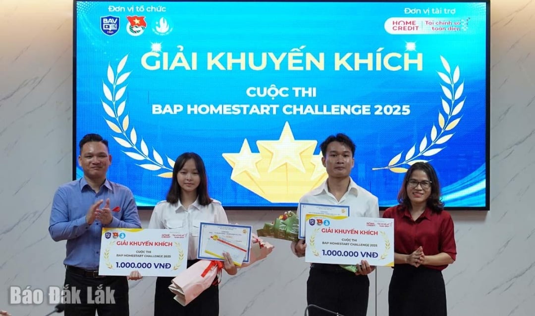 អ្នករៀបចំកម្មវិធីបានផ្តល់រង្វាន់លើកទឹកចិត្តដល់គម្រោងចំនួនពីររបស់សិស្សពីរនាក់។