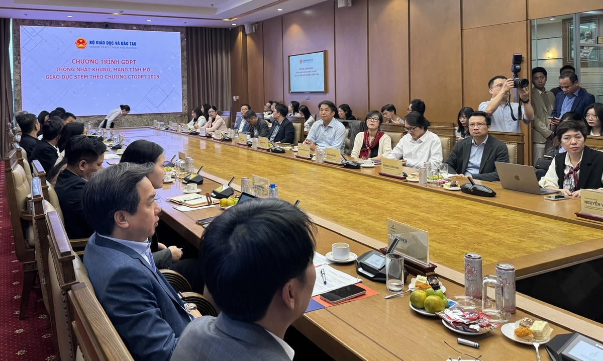 ບັນດາຜູ້ແທນເຂົ້າຮ່ວມກອງປະຊຸມ.