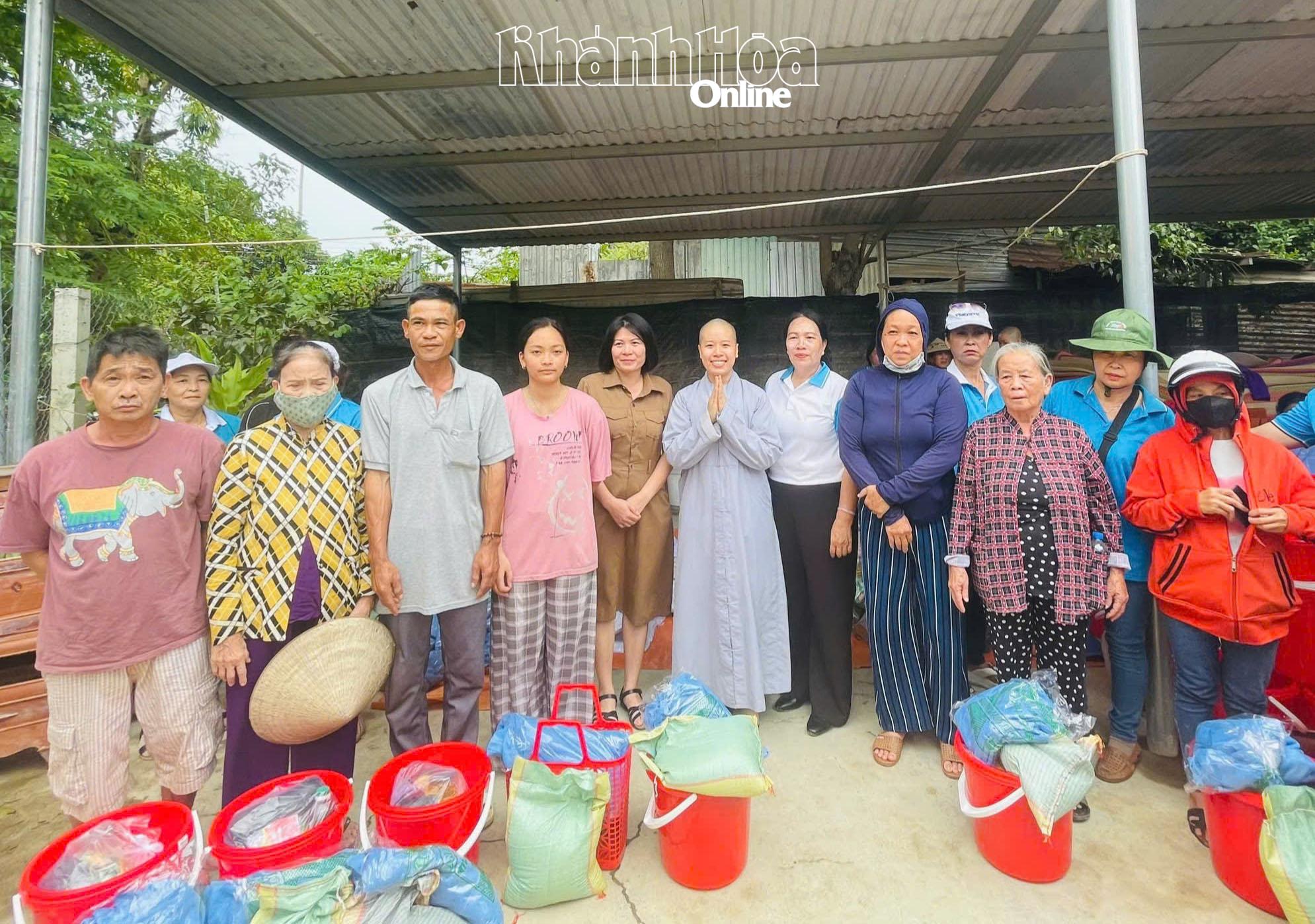 Giving gifts to households affected by floods in Nam Nha Trang ward.