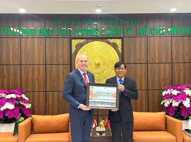 Đại sứ Canada tại Việt Nam chia sẻ với sinh viên xu hướng nông nghiệp bền vững - Ảnh 1.