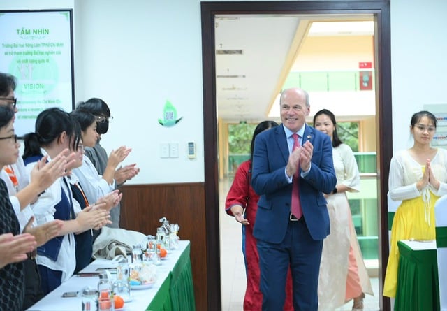 Đại sứ Canada tại Việt Nam chia sẻ với sinh viên xu hướng nông nghiệp bền vững - Ảnh 2.