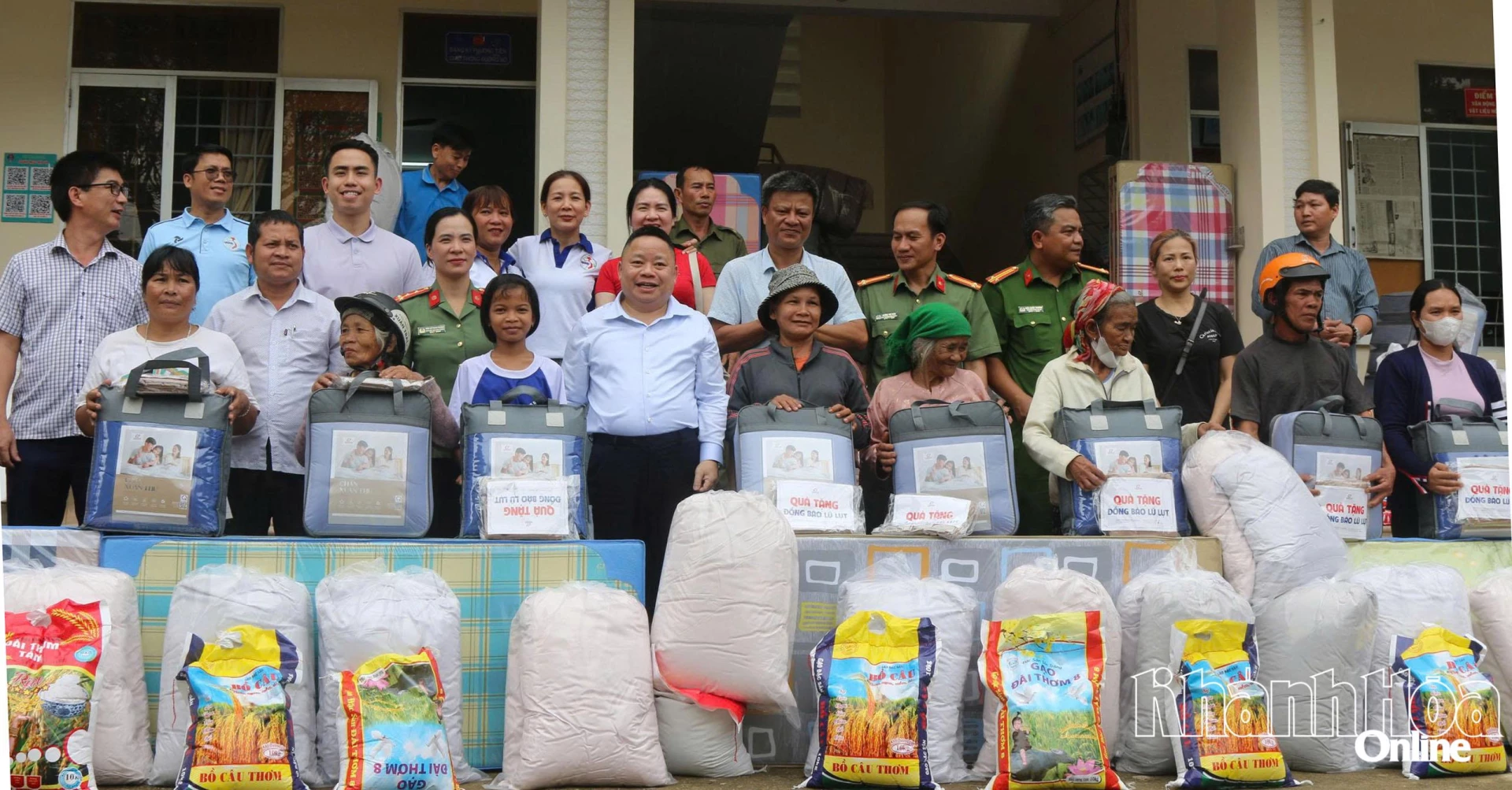 A delegação de trabalho entregou presentes à população da comuna de Khanh Son.