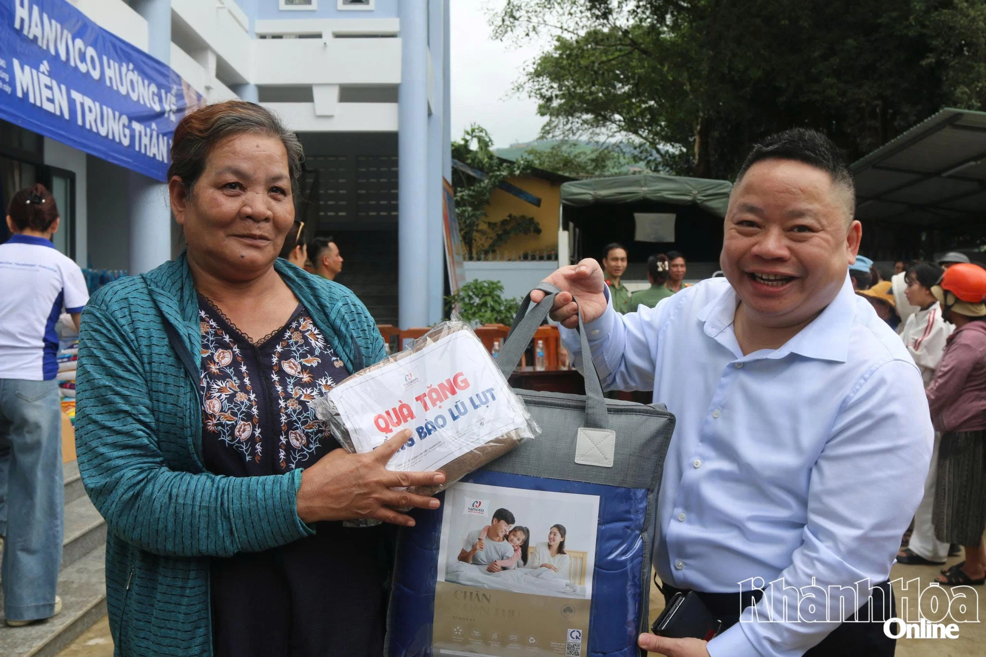O Sr. Tran Tri Thanh oferece presentes aos moradores da comuna de Tay Khanh Son.