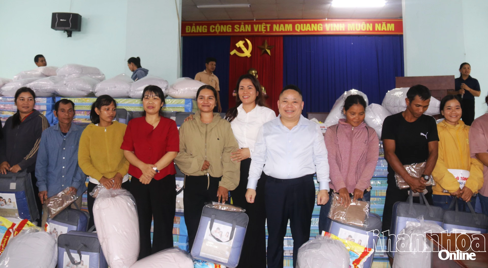 A delegação de trabalho ofereceu presentes à população da comuna de Nam Khanh Vinh.