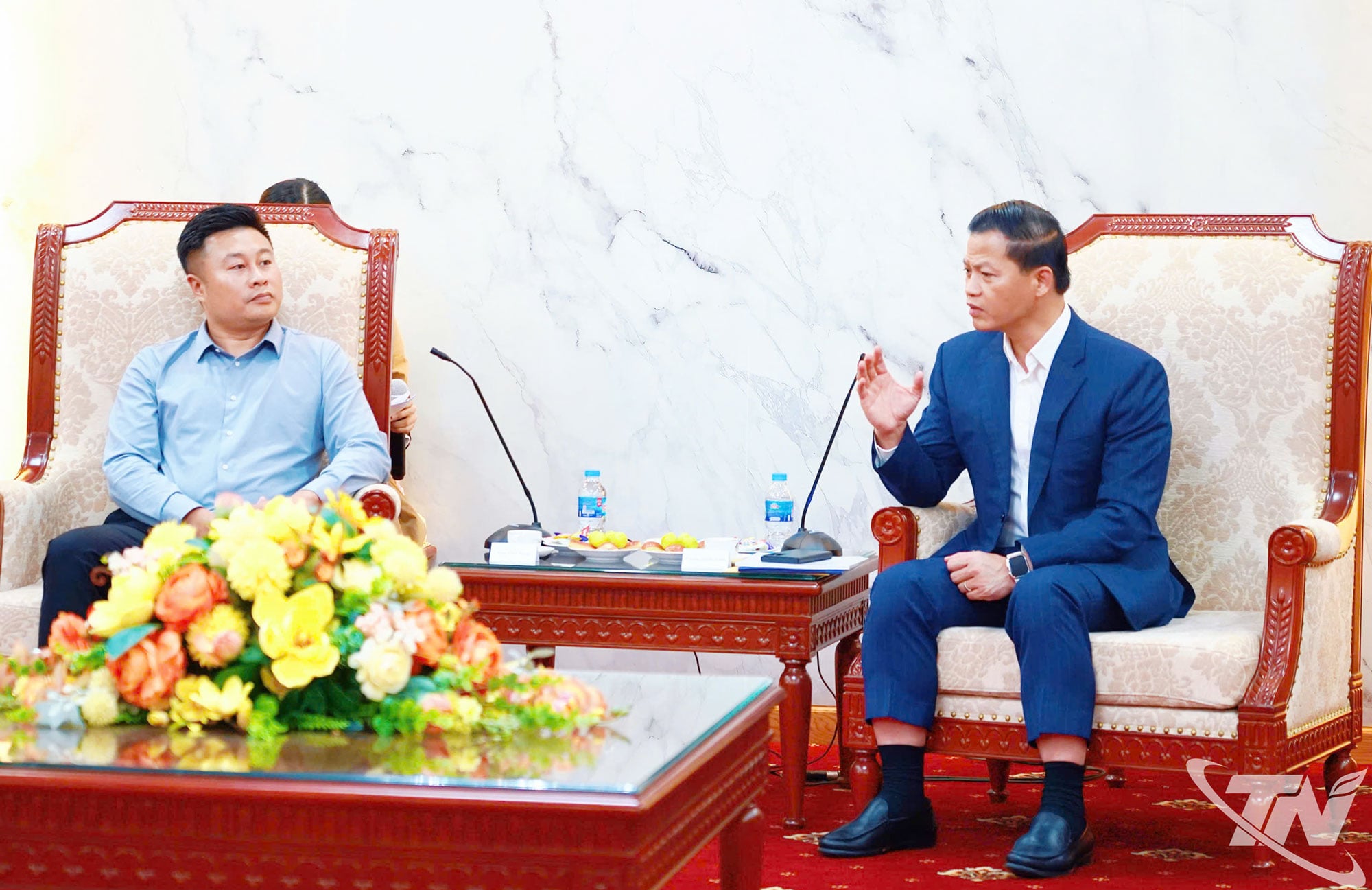 Komrad Vuong Quoc Tuan, ahli ganti Jawatankuasa Pusat Parti, Timbalan Setiausaha Jawatankuasa Parti Wilayah, Pengerusi Jawatankuasa Rakyat Wilayah menerima pelabur.