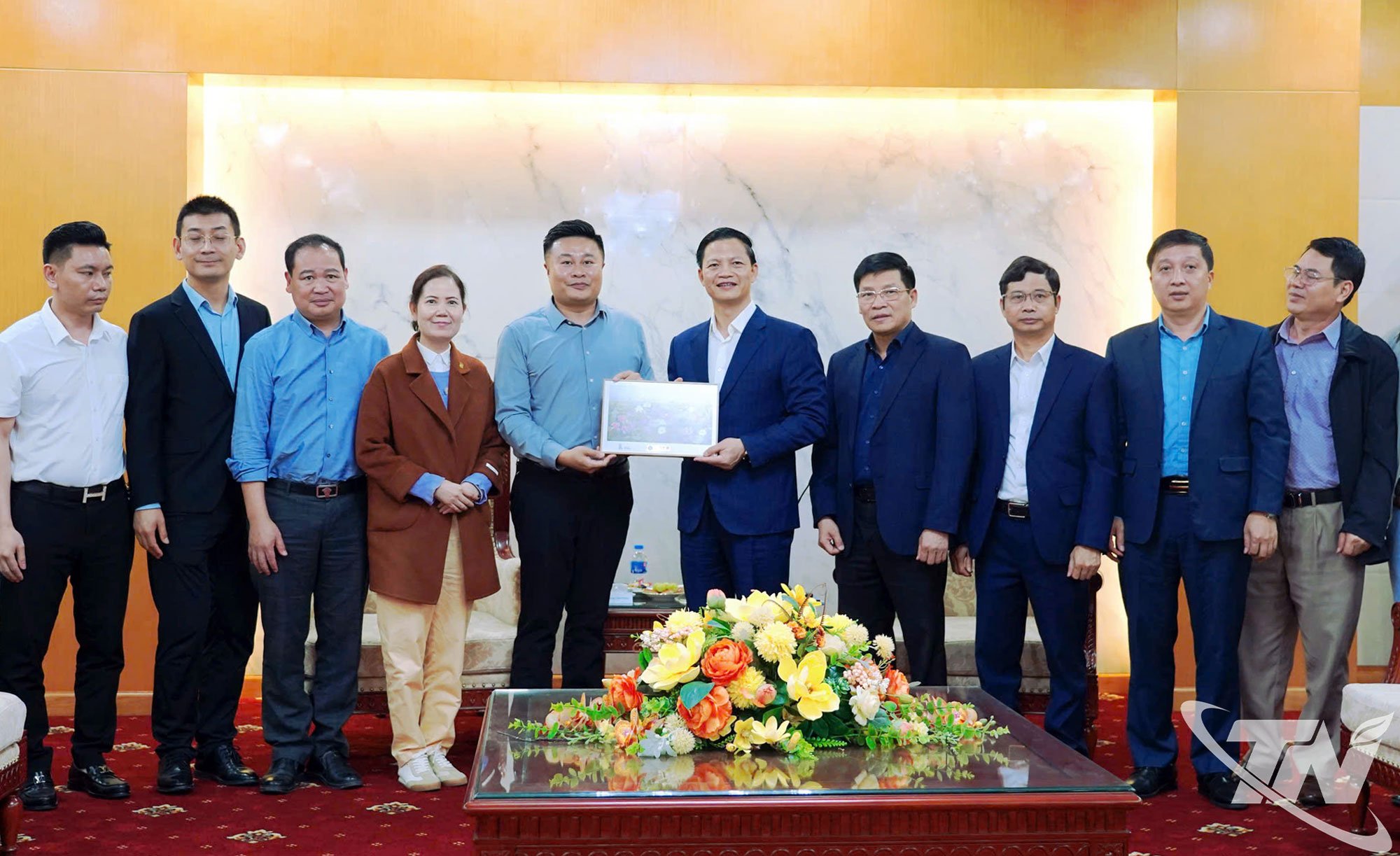 Pemimpin wilayah Thai Nguyen dan perwakilan mengambil gambar cenderahati.